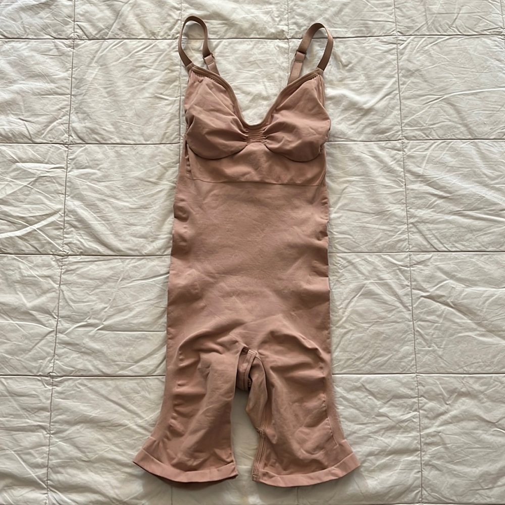 SKIMS SCULPTING BODYSUIT MID THIGH W. OPEN GUSSET